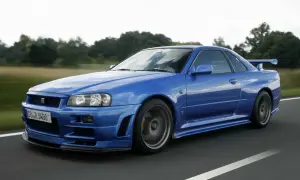 Niebieski Nissan Skyline GT-R R34 w ruchu. Marzenie wielu fanów motoryzacji, a jego cena wciąż rośnie.