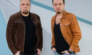 Bracia (zespół muzyczny) członkowie: jeden w brązowej kurtce, drugi w karmelowej.