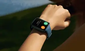 Reloj inteligente con pantalla táctil, similar a un Apple Watch, pero compatible con Android. Muestra una llamada entrante con opciones para aceptar o rechazar.