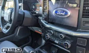 Intérieur du camion Ford F-150 : volant, écran tactile avec logo Ford, tableau de bord numérique et console centrale.