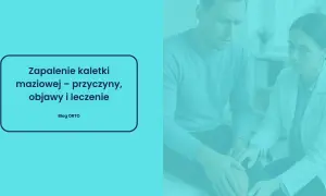 Lekarz bada kolano pacjenta. Na ekranie tekst: "Zapalenie kaletki maziowej – przyczyny, objawy i leczenie".