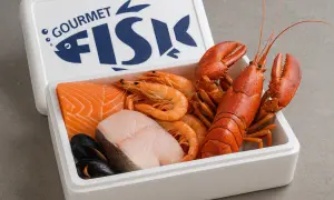 En låda med färska frutti di mare: laxfilé, räkor, en hel hummer, torskrygg och musslor.