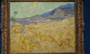Pole pszenicy pod słońcem, jakby namalowane w jednym z listów do brata van Gogha. Widać zbocza gór i pracującego człowieka.