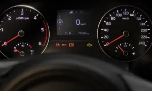 Tableau de bord d'une voiture avec indicateurs allumés, dont le voyant moteur. Le kilométrage est de 70045 km. Ce n'est pas une liste voyant Iveco.