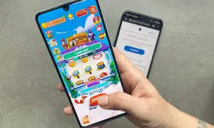 Gra Coin Master na telefonie, obok ekran z PayPal. To jedne z gier do zarabiania pieniędzy, które pozwalają na zdobywanie wirtualnych środków.