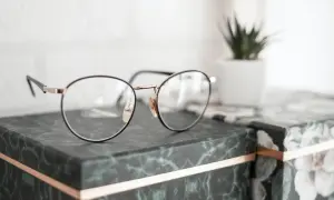 Astygmatyzm: Czy okulary leczą, czy tylko korygują? Prawda o wzroku