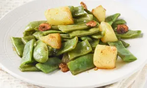 Judías verdes con patatas y ajo dorado, un plato sencillo y sabroso.