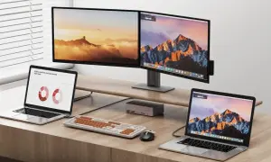 Dwa monitory i dwa laptopy na biurku. Dowiedz się, jak podłączyć dwa monitory do laptopa, aby zwiększyć produktywność.