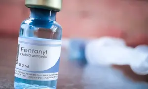 Fiolka z lekiem Fentanyl, silnym opioidem. Ten narkotyk jest niebezpieczny i uzależniający.