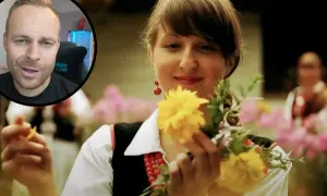 Mężczyzna w okrągłym kadrze i młoda kobieta w tradycyjnym stroju z bukietem kwiatów. Jakby z mojego ogródecku.