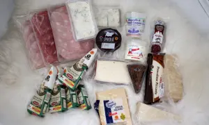 Włoskie sery, wędliny i mozzarella – idealne jedzenie zabrać do Włoch na piknik.