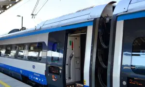 Nowy pociąg PKP Intercity czeka na pasażerów. Drzwi są otwarte, zapraszając do wejścia. Czas ruszać do Łodzi!