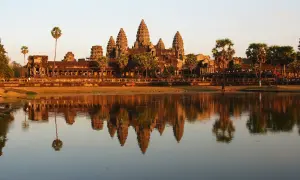Zachód słońca nad Angkor Wat. To jest prawdziwa przygoda, podróż do Kambodży na własną rękę, z odbiciem świątyni w wodzie.