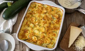 Un plat de gratin de courgettes doré et appétissant, prêt à être dégusté. Des courgettes fraîches, une béchamel crémeuse et du fromage râpé pour un délice.