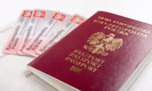 Polski paszport i kilka dowodów osobistych. Czy do Finlandii potrzebny jest paszport? Tak, jeśli nie jesteś obywatelem UE.