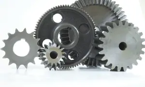 Zestaw kół zębatych, w tym jedno z widoczną średnicą podziałową koła zębatego, gotowe do pracy w mechanizmie.