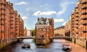 Speicherstadt Hamburg: Ein Muss für jeden Besucher. Kanäle, Brücken und Backsteinbauten, die eine einzigartige Atmosphäre schaffen.