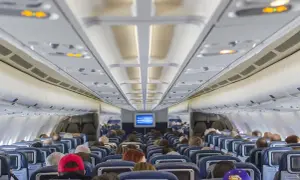 Wnętrze samolotu Ryanair Boeing 737-800. Widok na rząd siedzeń i pasażerów.