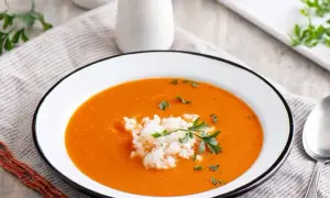 Zupa pomidorowa jak u babci - przepis na smak dzieciństwa