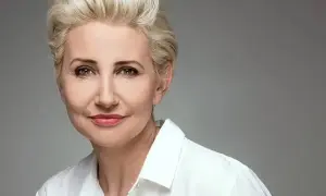 Jak ułożyć włosy do tyłu damskie – proste sposoby na idealny look