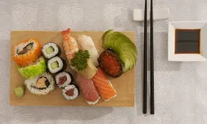 Z czym jeść sushi? Odkryj najlepsze dodatki i akcesoria