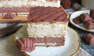 Najlepszy przepis na kinder bueno ciasto bez pieczenia, które zachwyca smakami