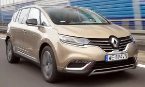 Złoty Renault Espace 5 na drodze. Jaki silnik wybrać do tego rodzinnego vana?