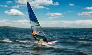 Nauka windsurfingu: Podstawy w tydzień, ślizg w sezon!