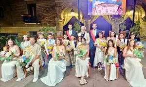 Jóvenes y adultos celebran las fiestas de Monzón, luciendo trajes elegantes y portando ramos de flores.