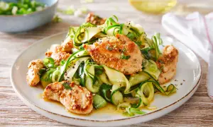 Gebratene Hähnchenstreifen mit Gurken-Zoodles und Frühlingszwiebeln – leichte sommerliche Rezepte für heiße Tage.