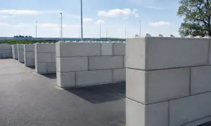 Zbrojenie muru oporowego z betonowych bloków, tworzące labirynt.