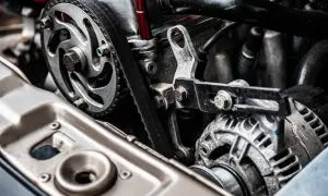 Detalle de motor de coche con correa y polea. ¿Cuánto cuesta cambiar el motor de un coche?