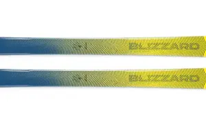 Zwei Blizzard Zero G 85 Tourenski mit blau-gelbem Wellendesign. Perfekt für deine nächste Tour!