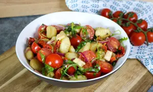 Leckerer Gnocchi Salat mit Kirschtomaten, getrockneten Tomaten, roter Zwiebel und Rucola. Ein leichter Genuss!