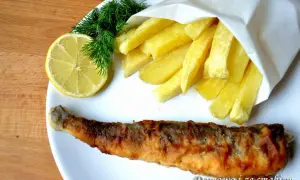 Smażona kergulena z frytkami, cytryną i koperkiem. Pyszne danie, które smakuje jak z najlepszej restauracji.