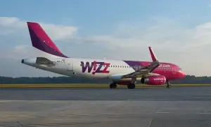 Samolot Wizzair na płycie lotniska. Miejmy nadzieję, że nie będzie opóźniony lot odszkodowanie wizzair.