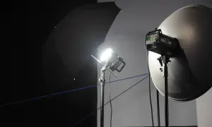 Studio oświetleniowe: lampa z parasolką i beauty dish. Podpowiadamy, jak skonfigurować bezlusterkowca do pracy w studio.
