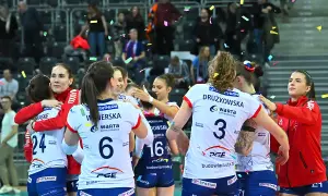 Siatkarki w strojach sportowych przytulają się, obsypane konfetti.