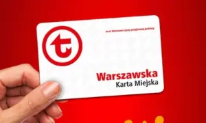 Warszawska Karta Miejska - poznaj jej cenę i ciesz się podróżami po stolicy. Czerwone logo na białej karcie.