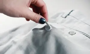 Skuteczne metody jak usunąć gumę z bluzy bez uszkodzeń materiału