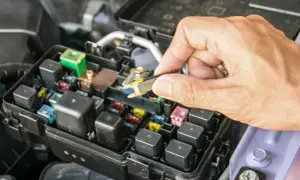 Wymiana bezpiecznika w Audi A3 8L pod maską. Opis skrzynki bezpieczników i bezpieczników.