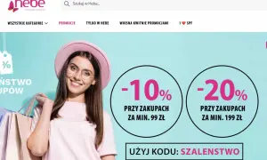 Uśmiechnięta kobieta z torbami na zakupy, promocje -10% i -20% w Hebe.