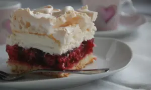 Malinowa chmurka na biszkopcie czy na kruchym – która lepsza?
