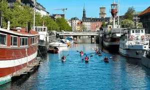 Kajakfahrer auf einem Kanal in Kopenhagen. Selbst mit teuren Preisen ist die Stadt mit ihren Kanälen und Booten ein Erlebnis.