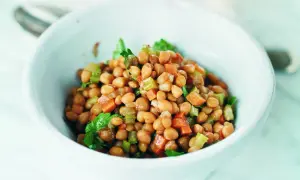 En skål med en smakrik italiensk linssallad, full av grönsaker och färska örter.