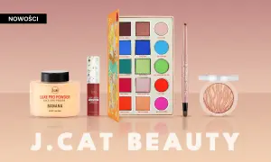 Zestaw kosmetyków J.Cat Beauty: puder, pomadka, paleta cieni i sztyft do makijażu.