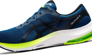 Scarpa da running blu con dettagli fluo. Il modello GEL-PULSE 13 offre ammortizzazione e comfort per ogni passo.