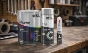 Trois produits de peinture BESA : une grande boîte de peinture alkyde URKIMIX, une boîte de peinture pour voiture CAR et un stylo retouche.