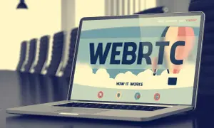 Un ordinateur portable affiche une page web avec le logo WEBRTC et un ballon.