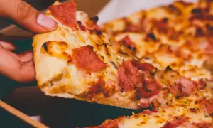 Pizza hawajska: Składniki, historia i dlaczego ją kochamy (lub nie)?